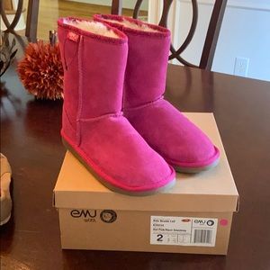 EMU kids boots size 2. New.